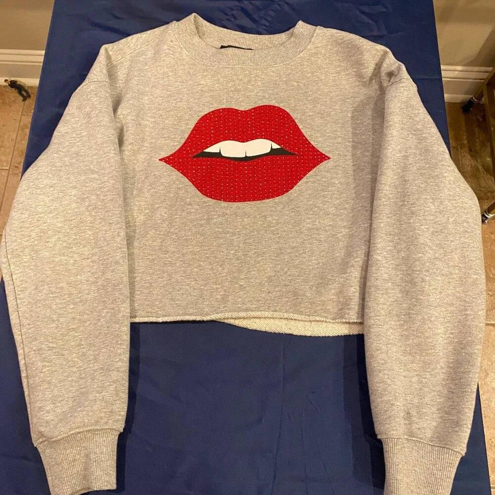 Forever21 Cropped Hoodie Sweatshirt Grey with LIPS Womens SMALL - Picture 4 of 6